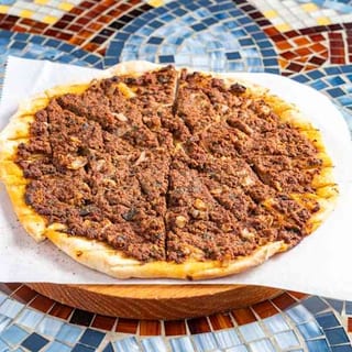Lahmbajin Pizza